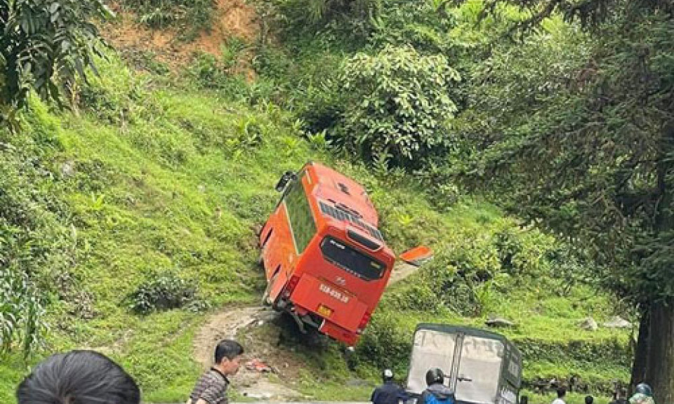 Ôtô chở 38 khách bất ngờ mất phanh ở Sa Pa