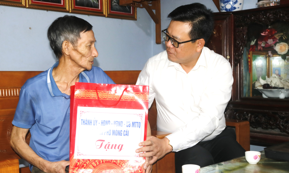 TP Móng Cái thăm hỏi, tặng quà các gia đình chính sách 