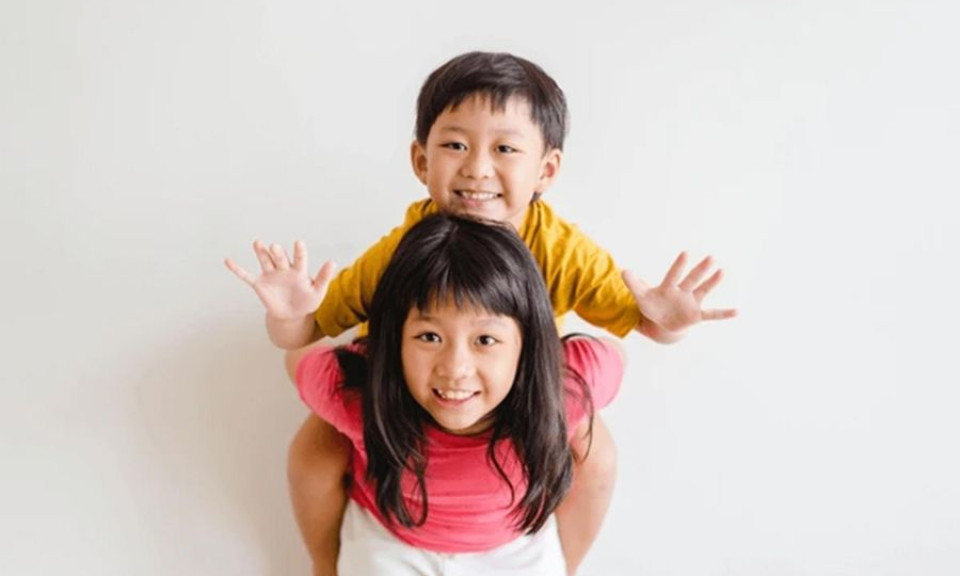 Mẹo hữu ích giúp con cái yêu thương, hòa thuận với nhau