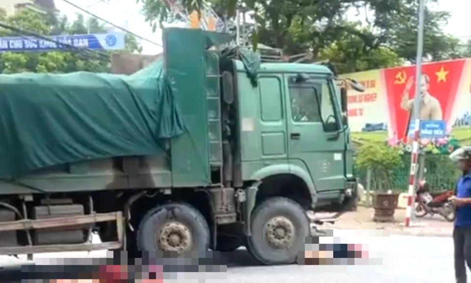 Xe máy chở 3 người va chạm xe tải, thiếu nữ tử vong thương tâm