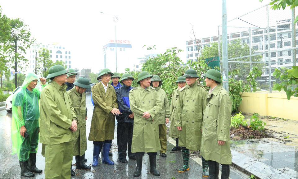 Đồng chí Bí thư Tỉnh ủy kiểm tra công tác khắc phục mưa bão tại TP Hạ Long