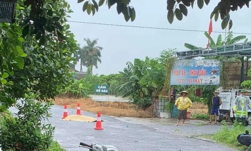 Điều khiển xe máy té ngã, người đàn ông bị xe đi ngược chiều tông tử vong
