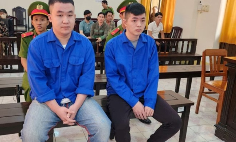 Mang súng đi giải quyết mâu thuẫn, 2 thanh niên lĩnh án tù