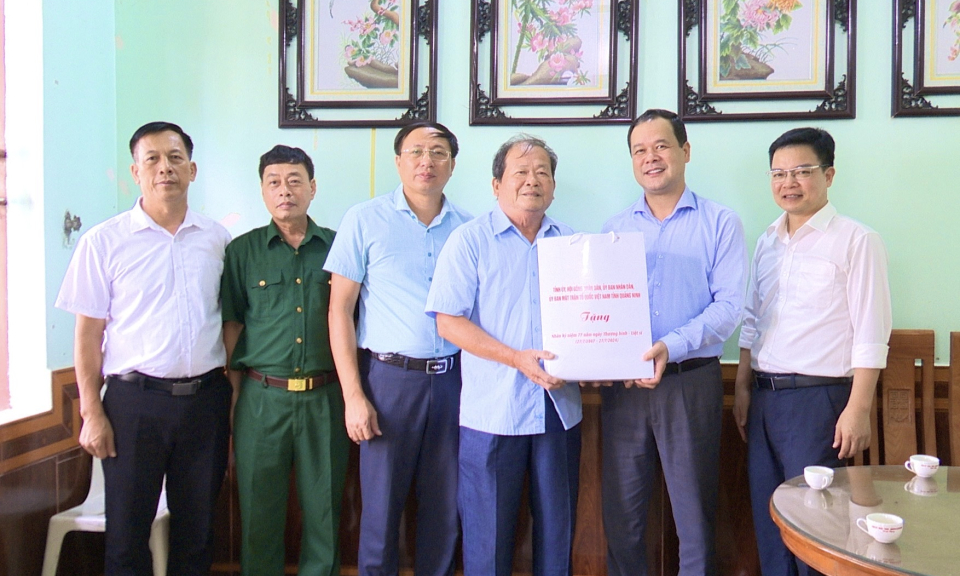 Trưởng Ban Nội chính Tỉnh ủy tặng quà các thương, bệnh binh huyện Hải Hà