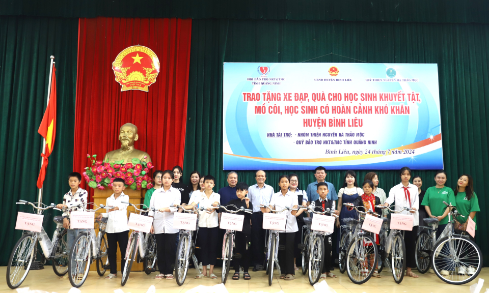 Trao tặng xe đạp, quà cho học sinh có hoàn cảnh khó khăn huyện Bình Liêu