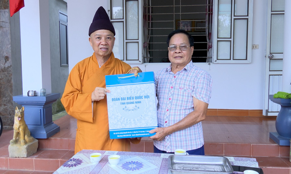 Thượng tọa Thích Thanh Quyết, Đại biểu Quốc hội tỉnh Quảng Ninh thăm, tặng quà gia đình chính sách tại Ba Chẽ