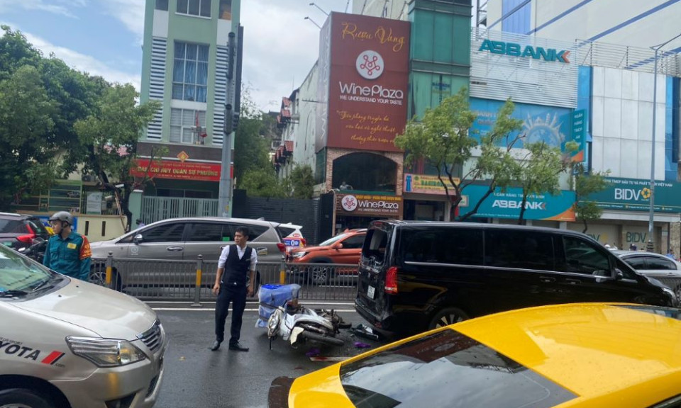 Xe máy lấn làn ôtô gây tai nạn khiến 1 người bị thương nặng