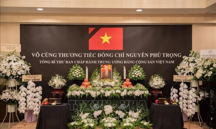 Vietnamese embassies in China, Japan, India open condolence books for late Party leader