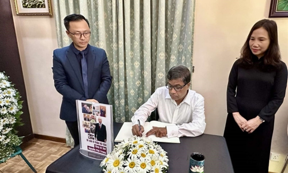Respect-paying ceremonies for General Secretary Nguyễn Phú Trọng held abroad