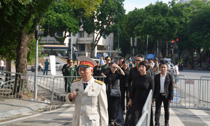 People queue for hours to bid farewell Party General Secretary Nguyễn Phú Trọng