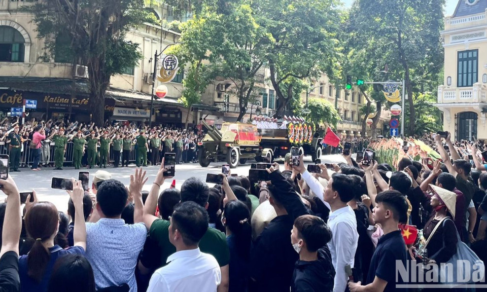 Người dân tiễn đưa Tổng Bí thư Nguyễn Phú Trọng trên các tuyến phố Hà Nội