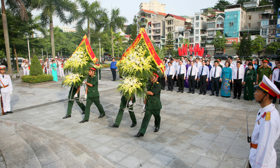 Đoàn đại biểu tỉnh dâng hương tại Đài tưởng niệm các Anh hùng liệt sĩ và Tượng đài đồng chí Vũ Văn Hiếu