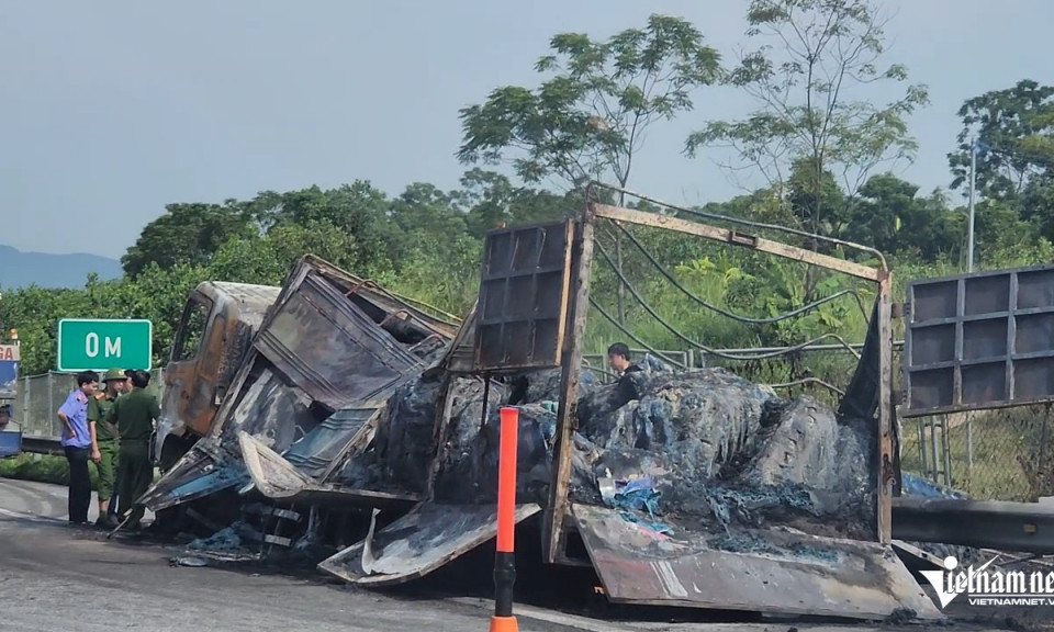 Xe tải bốc cháy ngùn ngụt trên cao tốc Nội Bài - Lào Cai