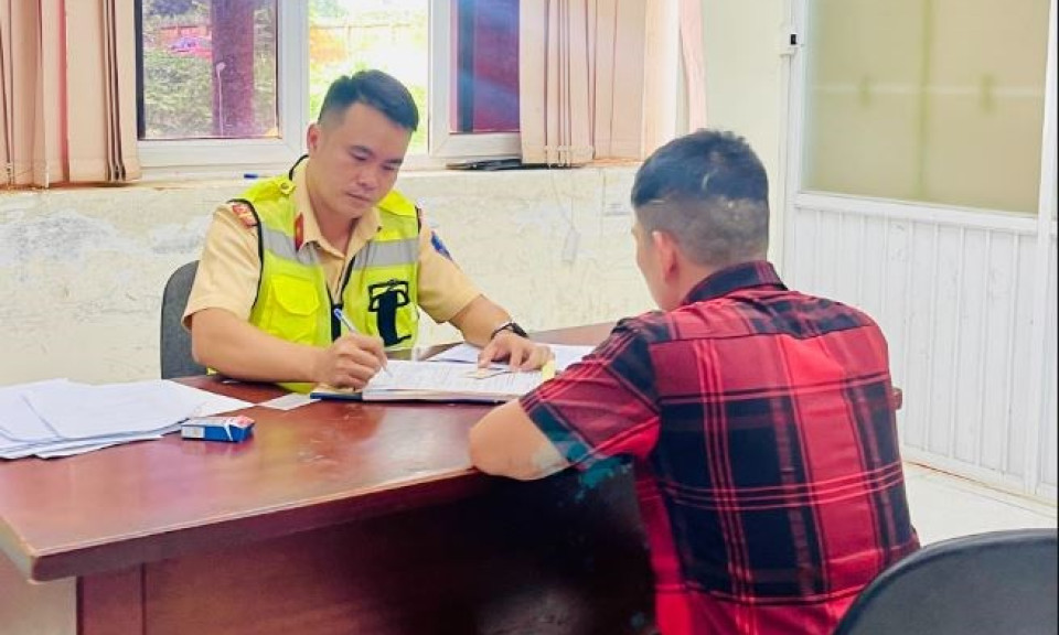 Tước bằng tài xế lái xe khách đi ngược chiều giữa phố