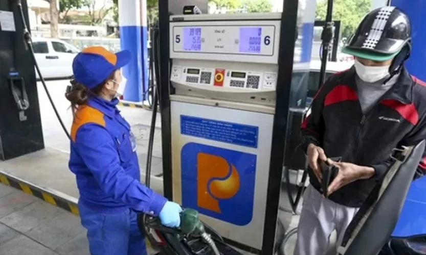 Việt Nam thu về gần 962 triệu USD từ xuất khẩu xăng dầu