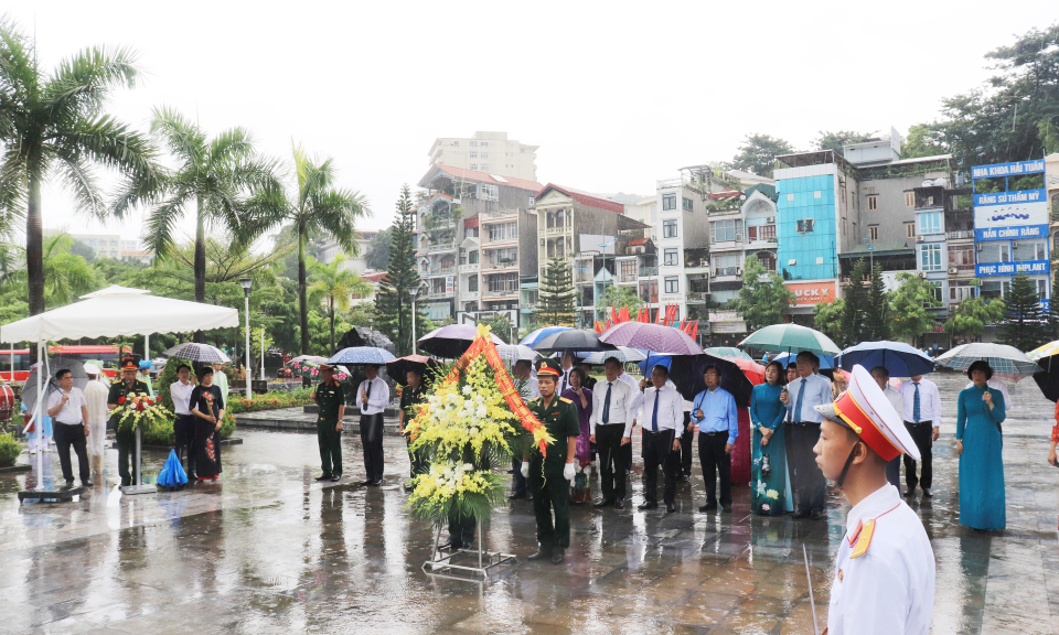 Đoàn đại biểu Ủy ban MTTQ tỉnh dâng hương tưởng niệm các anh hùng liệt sĩ