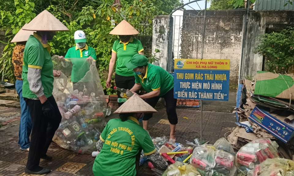 Người phụ nữ 75 tuổi "Biến rác thành tiền" để làm từ thiện