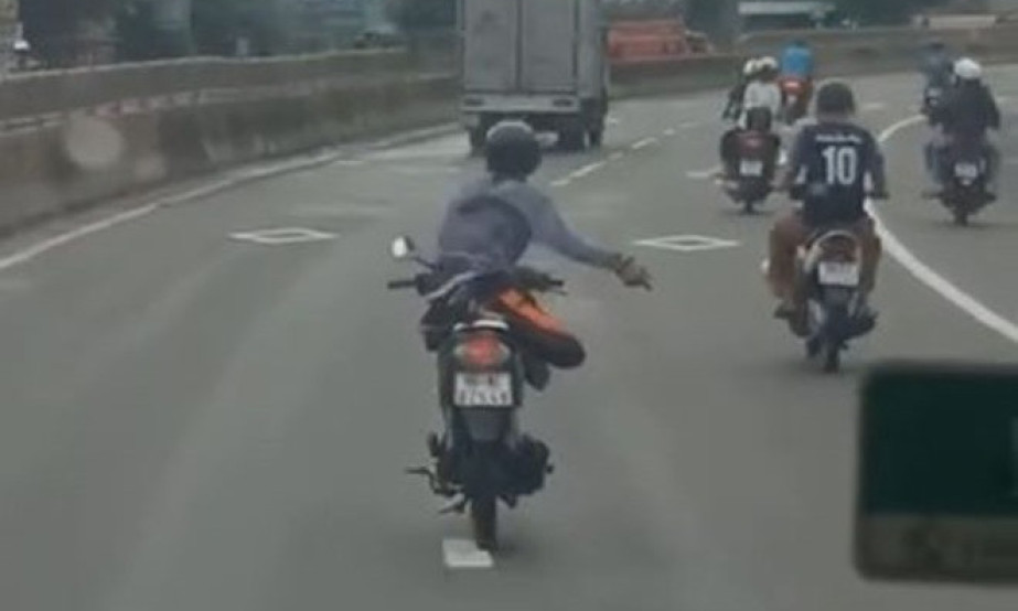 Xử lý người đàn ông đi xe máy “biểu diễn” trên quốc lộ 1A