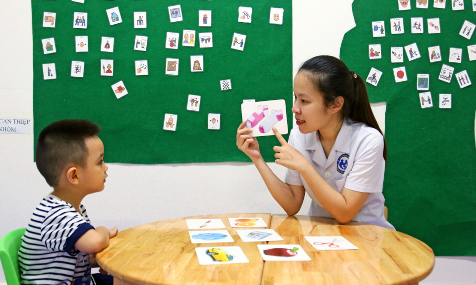 Bác sĩ hồi sinh những tâm hồn trẻ thơ