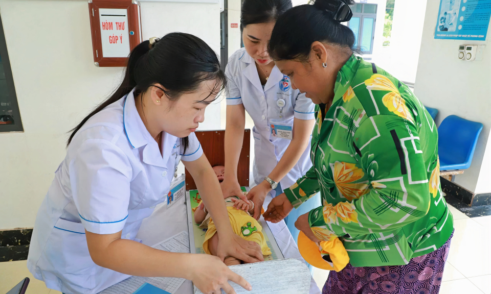 Bảo vệ, chăm sóc sức khỏe cho trẻ em