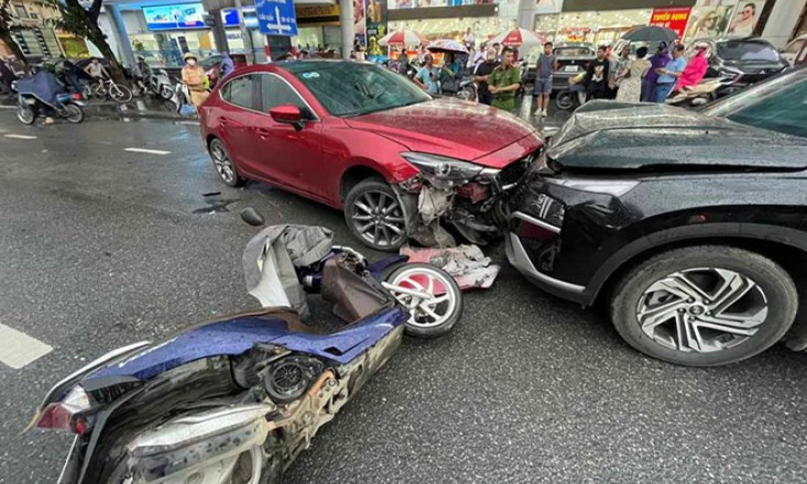 Tai nạn liên hoàn giữa 2 ôtô, 3 xe máy ở Hà Nội