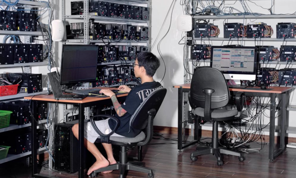 Báo Anh đột kích 'trang trại cày view' ở Việt Nam: Những bức tường điện thoại làm việc suốt ngày đêm, mỗi lượt tương tác giá chưa đến 200 đồng