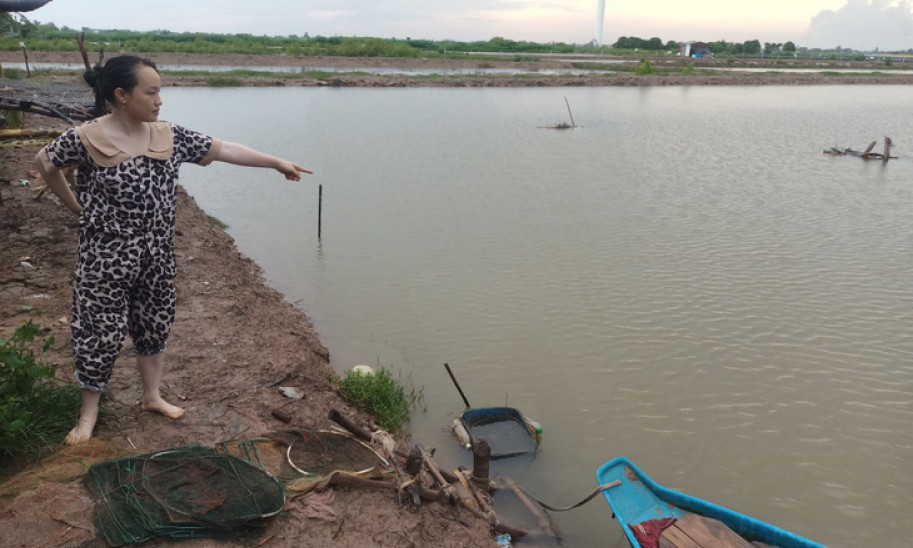 Cặp sinh đôi 2 tuổi chết đuối thương tâm dưới ao nuôi tôm