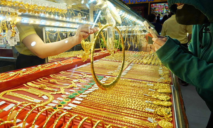 Giá vàng cao kỷ lục, nhu cầu vàng trang sức ở Việt Nam giảm