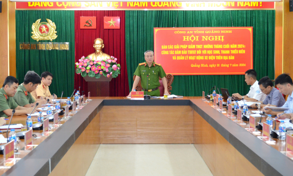 Họp bàn các giải pháp giảm thiểu tai nạn giao thông những tháng cuối năm