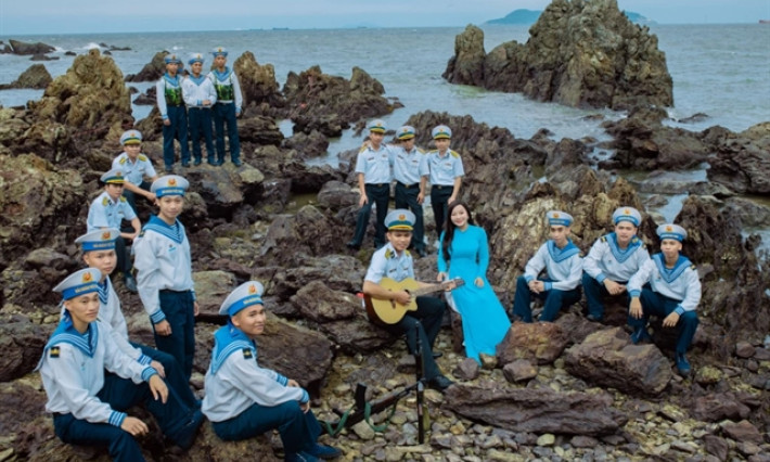 One thousand soldiers help make a special musical film about Trường Sa