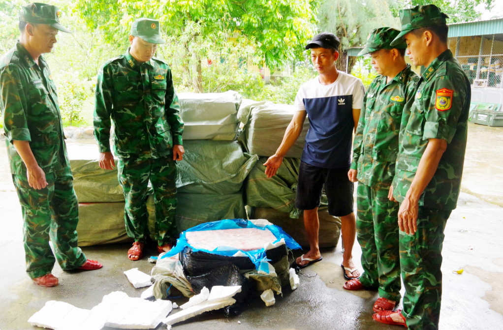 Đồn Biên phòng Trà Cổ bắt giữ đối tượng mua bán, vận chuyển số lượng lớn nầm lợn đông lạnh không rõ nguồn gốc ngày 17/7/2024.