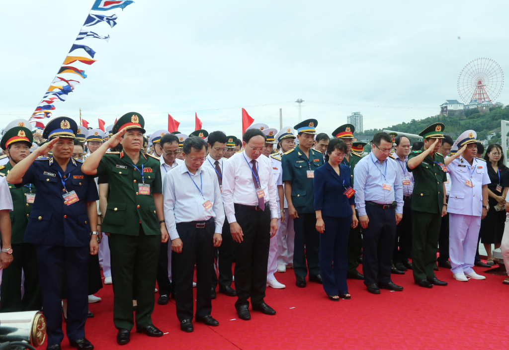 Các đại biểu dành một phút mặc niệm tại lễ tưởng niệm các anh hùng liệt sỹ và nhân dân hy sinh trong chiến thắng trận đầu.