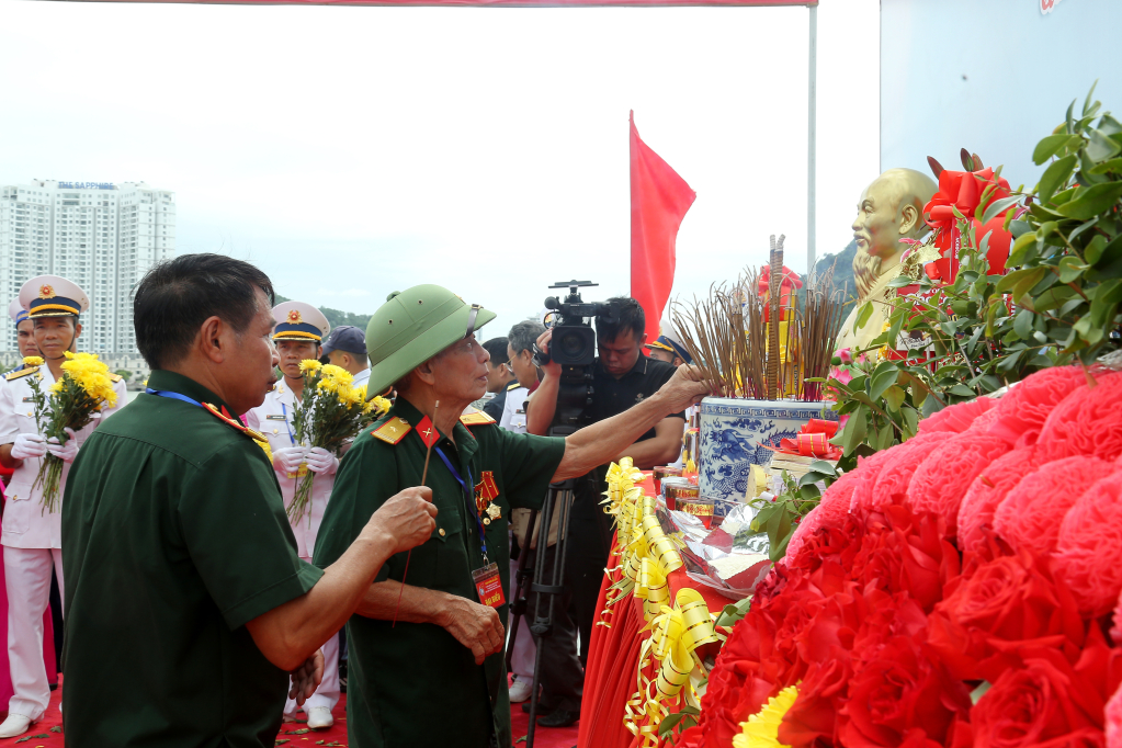 Các cựu chiến binh dâng hương tại lễ tưởng niệm.