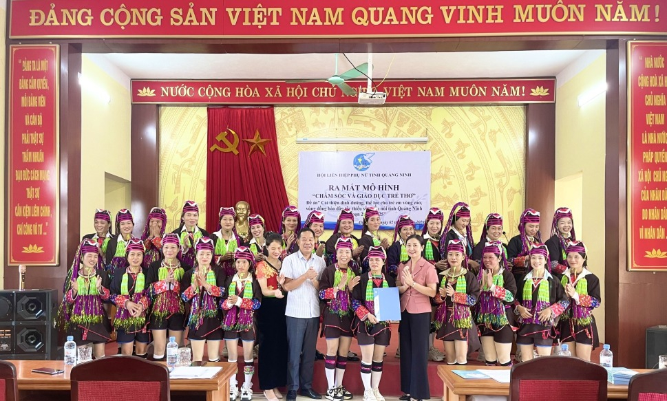 Ban thường vụ Hội LHPN huyện Hải Hà trao quyết định về việc thành lập mô hình “Chăm sóc và giáo dục trẻ thơ”.