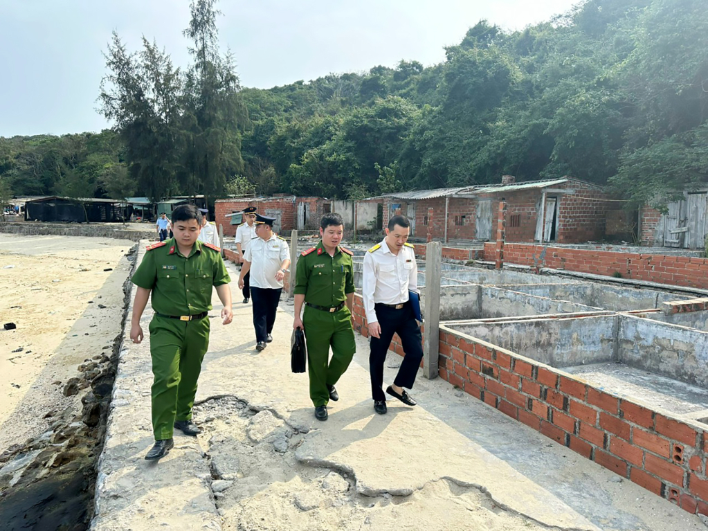 Cán bộ Chi cục Thuế Khu vực Cẩm Phả - Vân Đồn - Cô Tô phối hợp với các ngành chức năng kiểm tra thu đối với hộ kinh doanh hải sản trên địa bàn huyện Vân Đồn