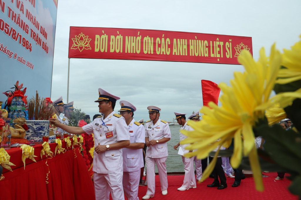 Cán bộ, chiến sĩ bộ đội hải quân dâng hương tưởng nhớ chiến sĩ và nhân dân đã hy sinh trong Chiến thắng trận đầu tại Quảng Ninh.