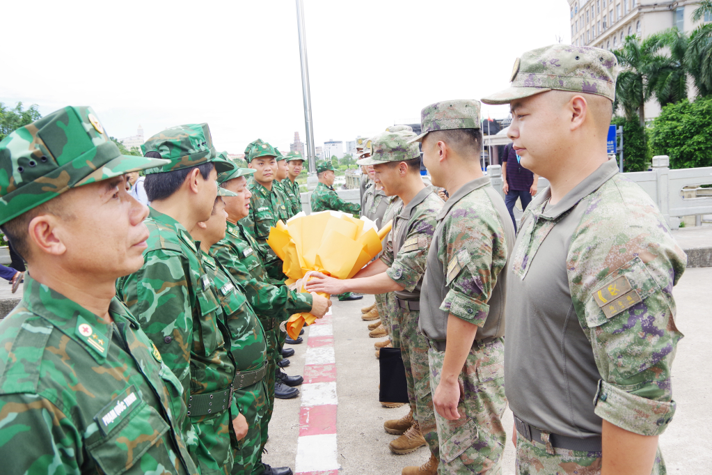 Lãnh đạo Bộ Chỉ huy BĐBP tỉnh Quảng Ninh (Việt Nam) tặng hoa chúc mừng Đoàn tuần tra Bộ đội Biên phòng địa khu Quảng Tây (Trung Quốc). 