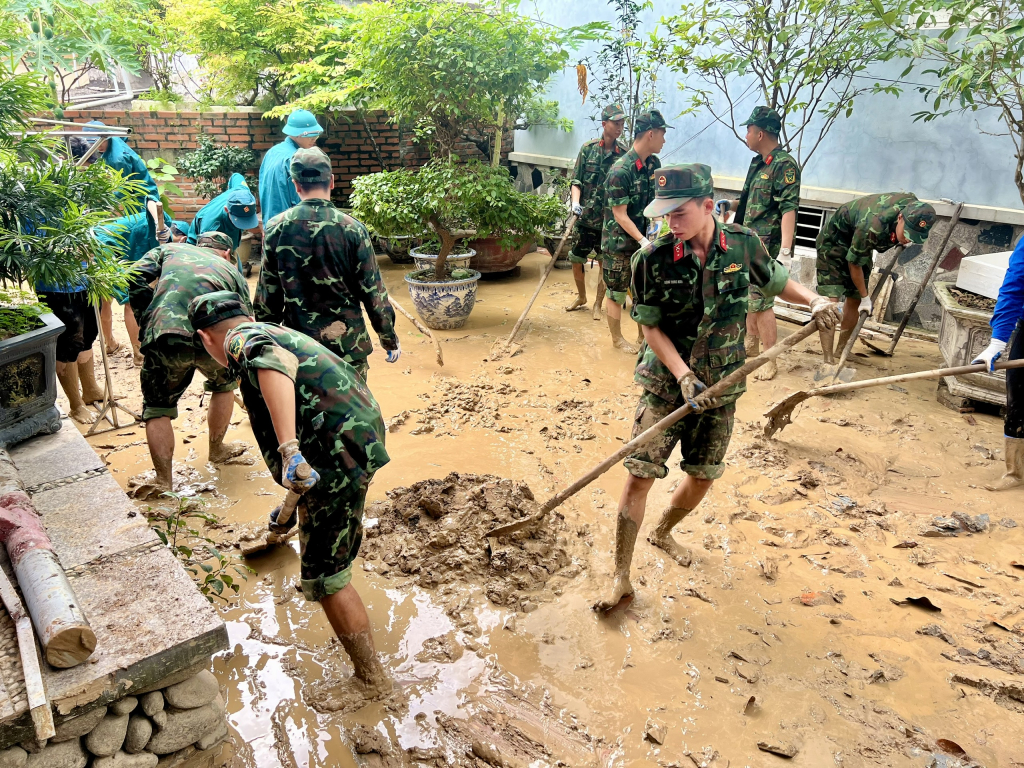 CBCS Ban CHQS TP Hạ Long hỗ trợ giúp các hộ dân dọn dẹp bùn đất trong khuôn viên.