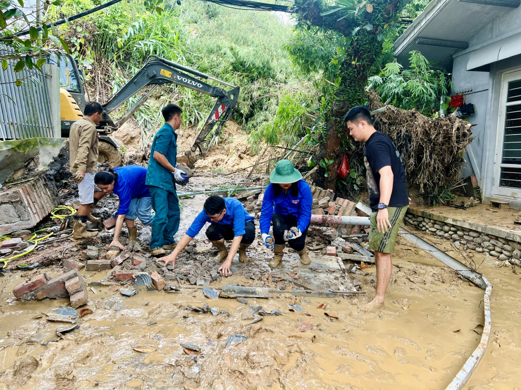 Đoàn viên thanh niên, Dân quân tự vệ phường Cao Xanh được huy động để hỗ trợ nhân dân.