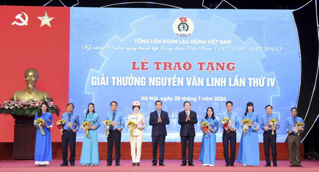 Chủ tịch Công đoàn Công ty Tuyển Than Cửa Ông (thứ hai, từ phải sang) được nhận Giải thưởng Nguyễn Văn Linh.