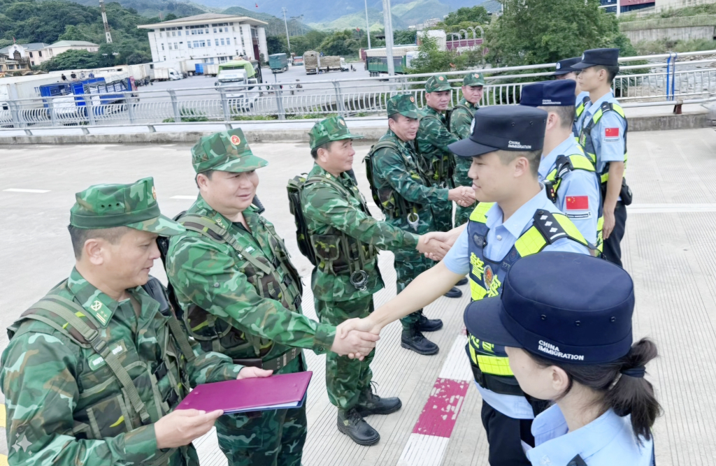 Hai bên thống nhất các nội dung buổi tuần tra song phương. 