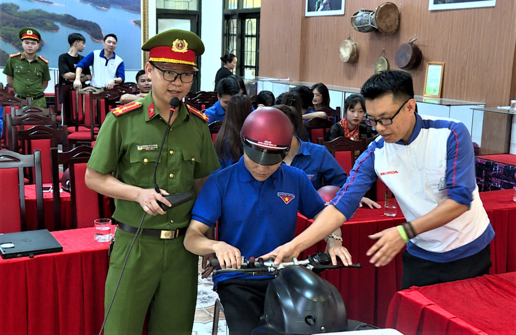 Sử dụng thiết bị mô phỏng tập huấn giúp thanh thiếu niên dễ tiếp thu các kiến thức về an toàn kỹ thuật của mô tô, xe máy.