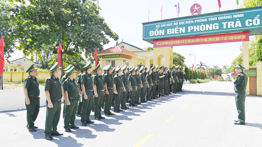 Các đại biểu tham quan Đồn Biên phòng Trà Cổ