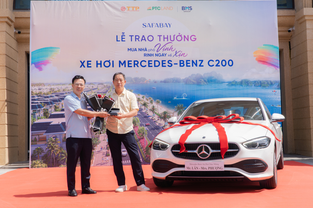 Ông Nguyễn Hữu Tư, Tổng Giám đốc Tập đoàn trao thưởng Xe hơi MERCEDES – BENZ C200 cho ông .... khách hàng may mắn chương trình “Mua nhà phố Vịnh – Rinh ngay xế xịn” 