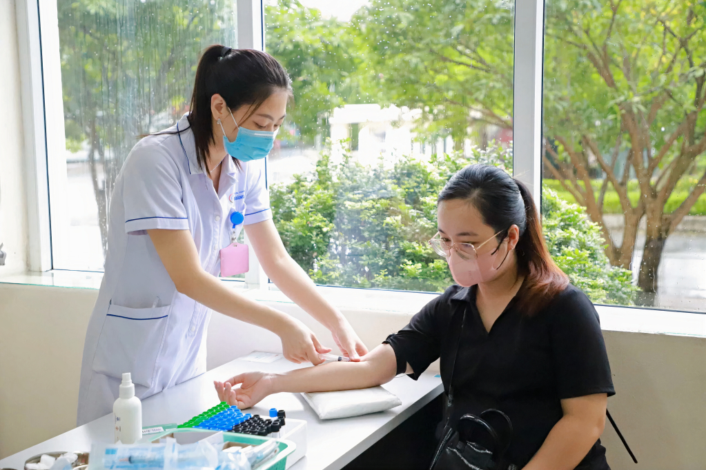 Lấy máu xét nghiệm sàng lọc cho phụ nữ mang thai tại Bệnh viện Sản nhi Quảng Ninh.