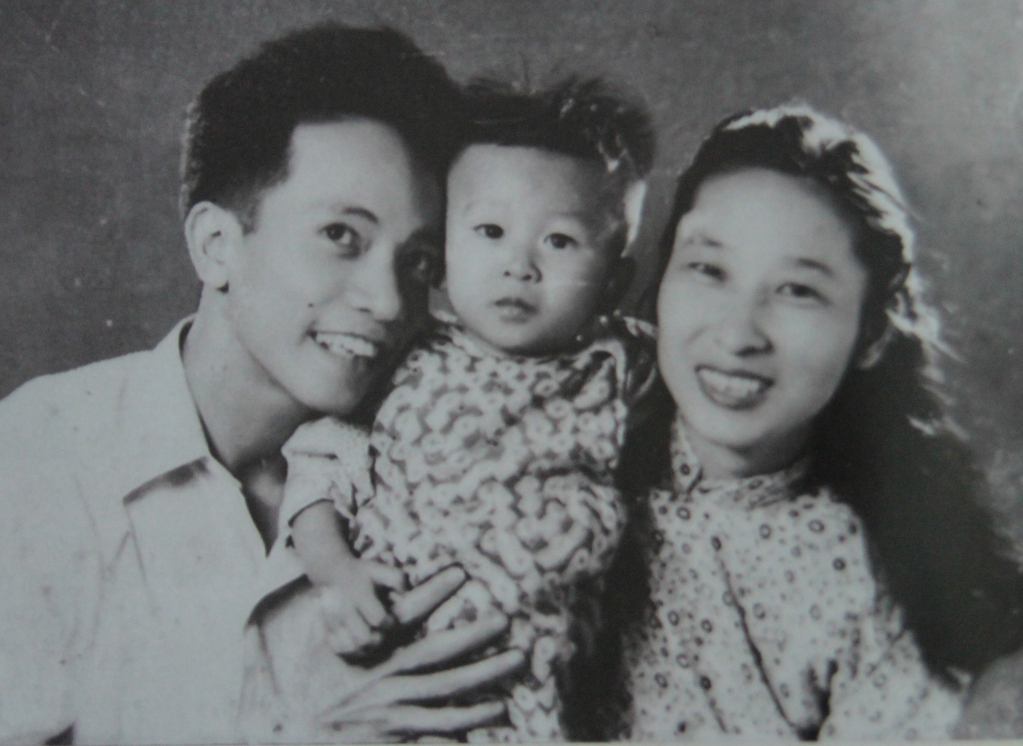 Nhạc sĩ Xuân Oanh cùng vợ và con trai đầu lòng.