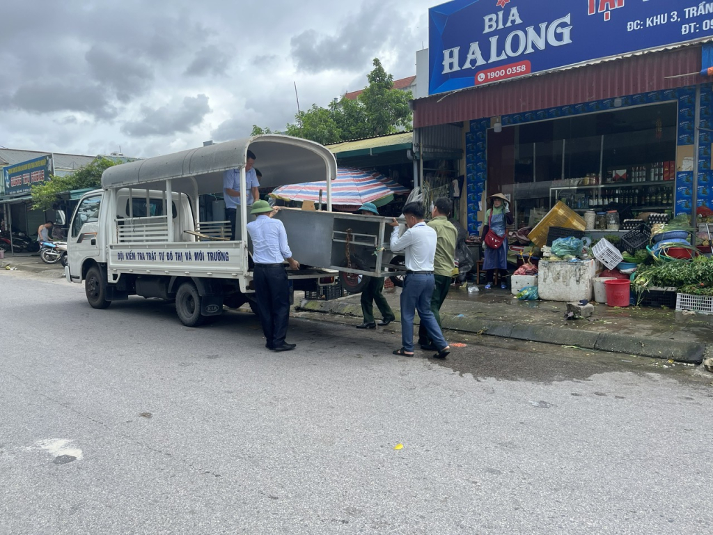 Lực lượng chức năng phường Trần Phú xử lý vi phạm về TTĐT trên địa bàn khu 3, tháng 7/2024. Ảnh: Thu Hằng (TTTT&VH thành phố)