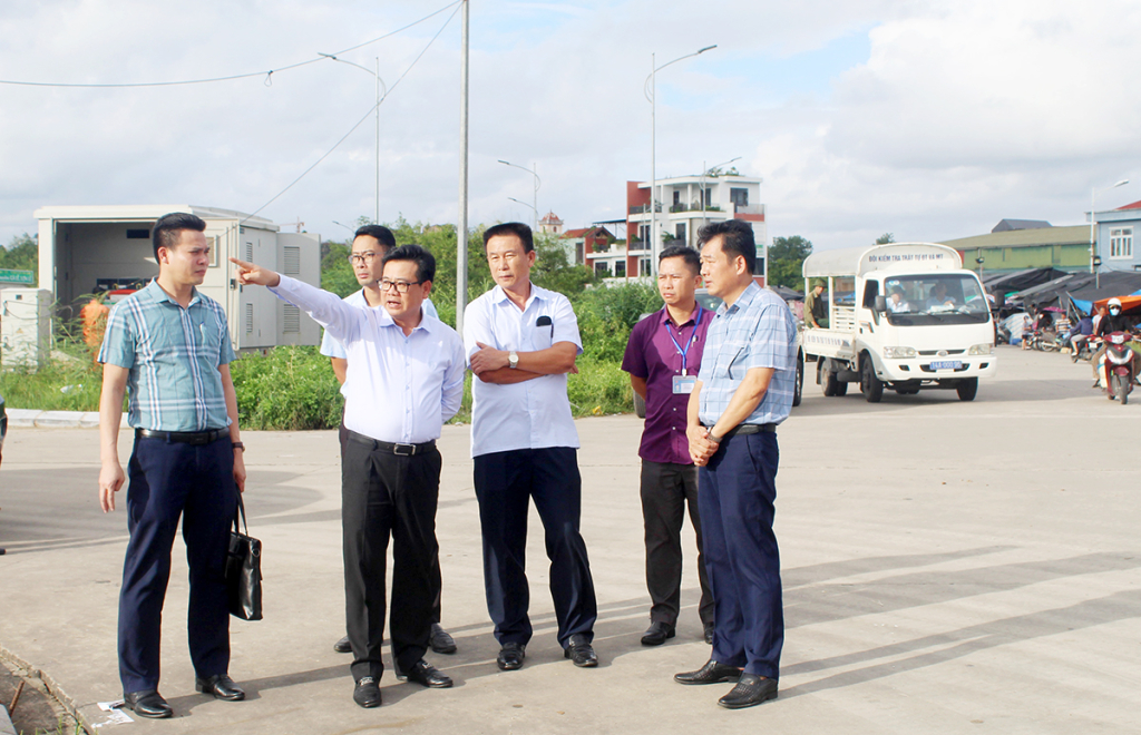 Lãnh đạo thành phố kiểm tra thực hiện Chỉ thị 18 trên địa bàn phường Trần Phú, ngày 1/8/2024. Ảnh: Hải Ninh (TTTT&VH thành phố)