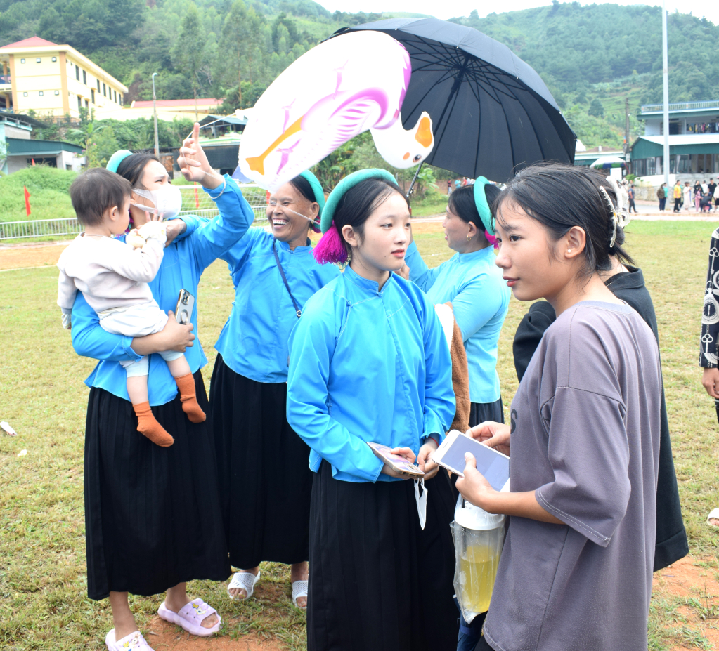 Ngày nay, đa phần người dân xã Đại Dực đều coi chiếc điện thoại thông minh là vật 