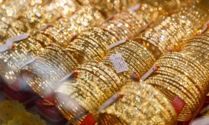 Gold prices hit 3-week low amid global selloff